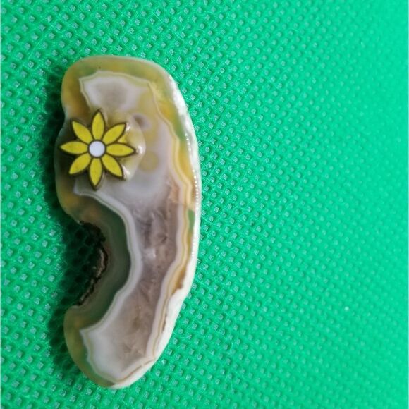 Natural polished agate flower child‎ brooch - Picture 1 of 3